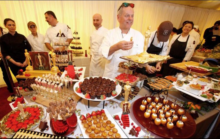 La lista lo conforman una gran variedad de platillos que se han convertido en clásicos de esta gala, como el Salmón ahumado con caviar, Agnolotti con trufa negra y las famosas estatuillas de chocolate doradas. AP / ARCHIVO