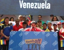 ''Todos sus embajadores y cónsules deben salir en 24 horas de Venezuela'', dijo Maduro, ante una multitudinaria manifestación en Caracas. EFE / R. Martínez