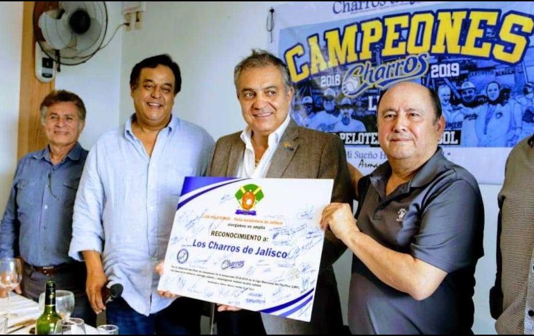 Con motivo de distinguir al equipo por la reciente obtención del título de campeones de la LMP, ''Los Peloteros'' entregan un reconocimiento a los Charros de Jalisco. ESPECIAL /