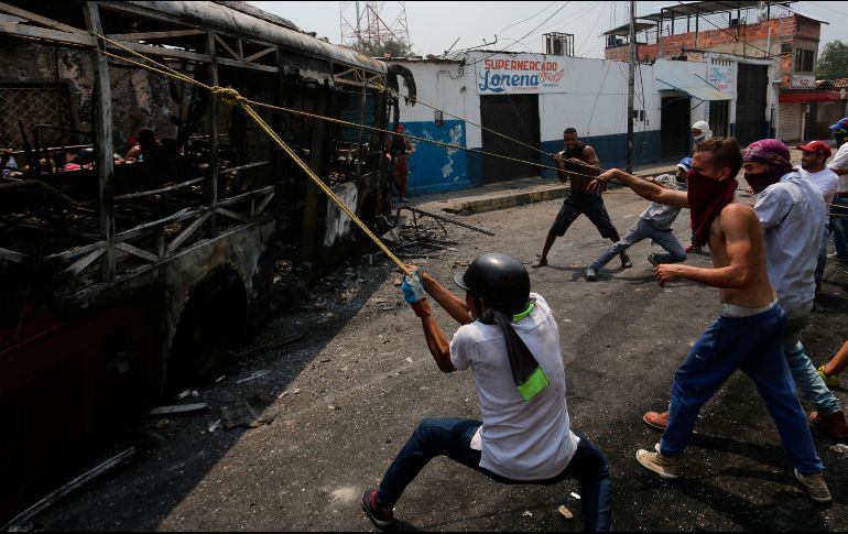 Los enfrentamientos comenzaron temprano en la localidad venezolana de Ureña, fronteriza con la ciudad colombiana de Cúcuta. AP/R. Abd