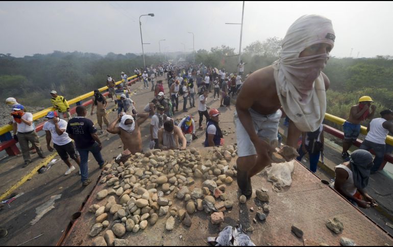 Los enfrentamientos comenzaron temprano en la localidad venezolana de Ureña, fronteriza con la ciudad colombiana de Cúcuta. AFP/R. Arboleda