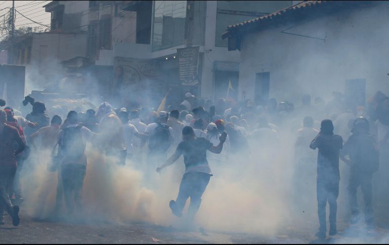 Los enfrentamientos comenzaron temprano en la localidad venezolana de Ureña, fronteriza con la ciudad colombiana de Cúcuta. AP/F. Llano