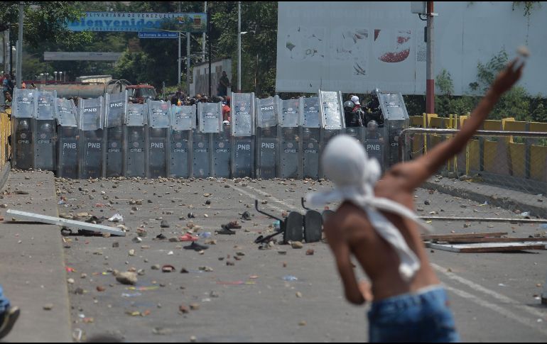 Los enfrentamientos comenzaron temprano en la localidad venezolana de Ureña, fronteriza con la ciudad colombiana de Cúcuta. AFP/L. Robayo