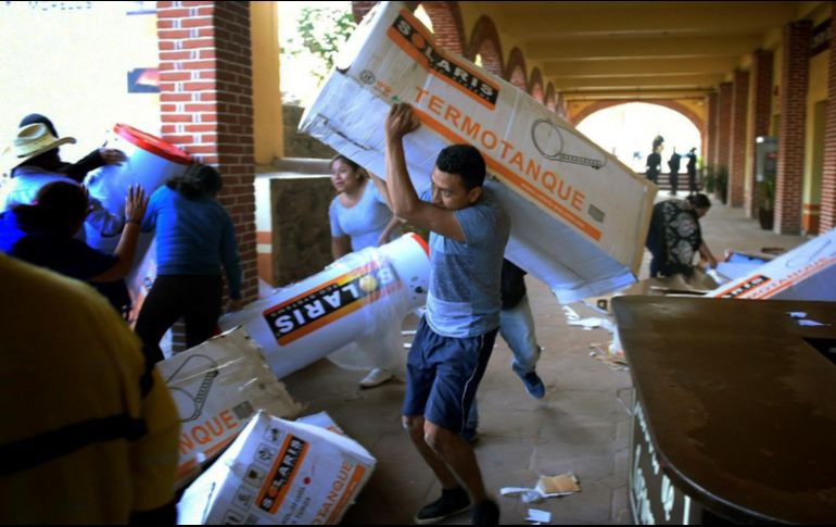 Señalan que los muchachos empezaron a vandalizar y tachar las hojas donde se recababa la información de la votación, además de intentar robarse la urna. EFE/T. Rivera