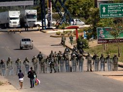 Miembros de la Guardia Nacional Bolivariana de Venezuela montan guardia este sábado en el paso fronterizo ubicado en la localidad de Pacaraima. EFE/J. Alves