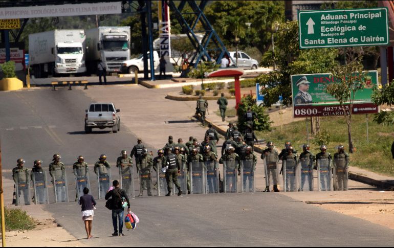 Miembros de la Guardia Nacional Bolivariana de Venezuela montan guardia este sábado en el paso fronterizo ubicado en la localidad de Pacaraima. EFE/J. Alves