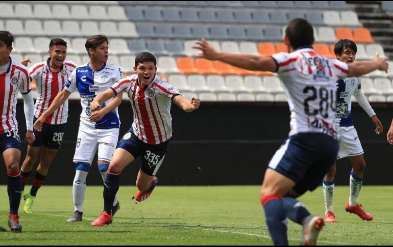 Martínez (#335) celebra tras anotar de cabeza en un tiro de esquina. INTERNET/www.chivasdecorazon.com.mx