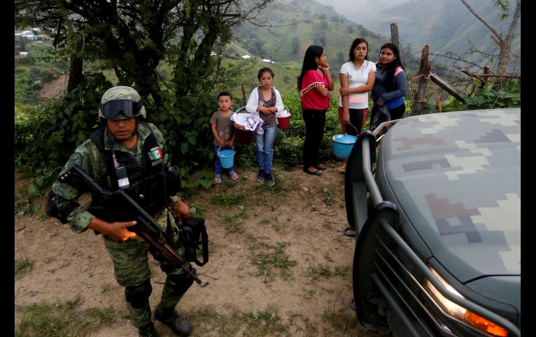 Los operativos del Ejército captan la atención de los pobladores de las comunidades rurales de Guerrero. REUTERS / C. Jasso