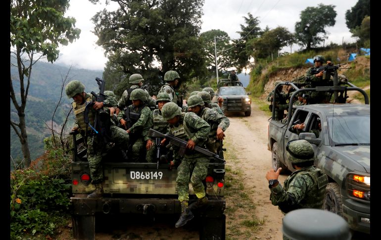 Soldados arriban a un área donde se encontraron plantíos ilegales en la Sierra Madre de Guerrero. REUTERS / C. Jasso