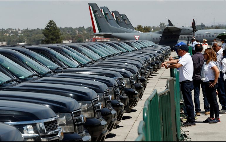 Un grupo de personas observa autos blindados durante la subasta de vehículos oficiales. EFE/J. Méndez