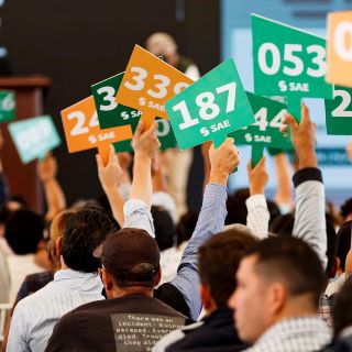 Concluye el primer día de subasta de autos del gobierno federal