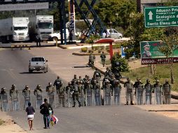 En el interior del centro de acopio se ven bolsas blancas, marcadas con un letrero que dice 