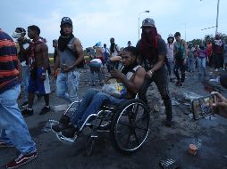 Manifestantes se enfrentan con miembros de la Policía Nacional Bolivariana este sábado, en el puente Francisco de Paula Santander. EFE/M. Dueñas