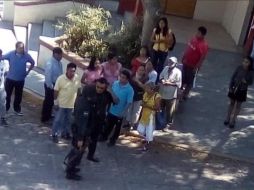 A un costado del cuerpo del ex agente fue abandonada una motocicleta, presuntamente del homicida. TWITTER/@ExpresaOaxaca