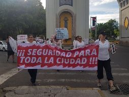 Algunos de los asistentes portaban un número que representaba la cantidad de veces que han sido víctimas de la inseguridad. EL INFORMADOR/Y. Mora
