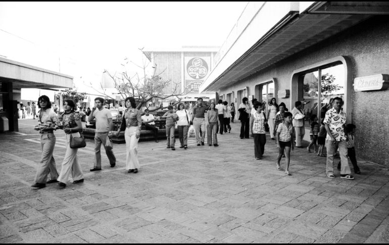 Encuentro. Desde su inauguración y a lo largo de su historia Plaza del Sol se convirtió en un espacio especial de recreación y compras de la comunidad tapatía.