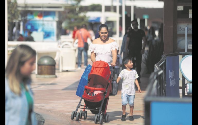 Encuentro. Desde su inauguración y a lo largo de su historia Plaza del Sol se convirtió en un espacio especial de recreación y compras de la comunidad tapatía.
