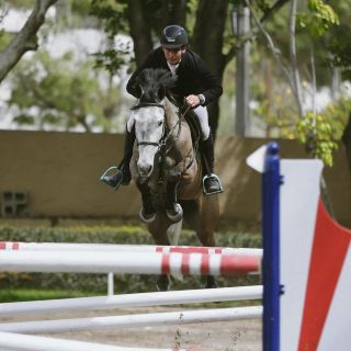 Juan Ángel Hernández brilla en el Jockey Club