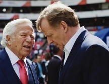 Robert Kraft (izq.) podría ser sancionado por Roger Goodell. AP / R. Blackwell