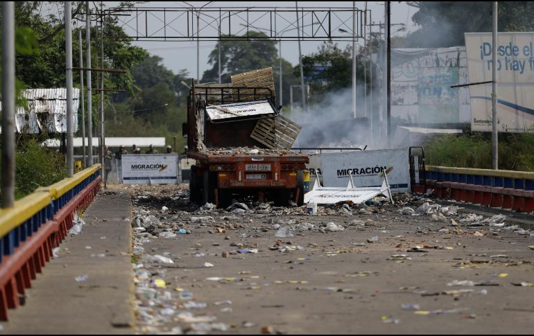 La frontera de Venezuela y Colombia vivió momentos de tensión el sábado, en el marco de un operativo internacional para entregar medicinas y alimentos a los venezolanos. AP / F. Vergara