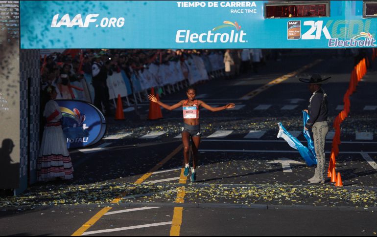 En la imagen Afera Godfay, quien logró romper el récord para estrenar la Etiqueta Oro otorgada a esta competencia por la IAAF. EL INFORMADOR / G. Gallo