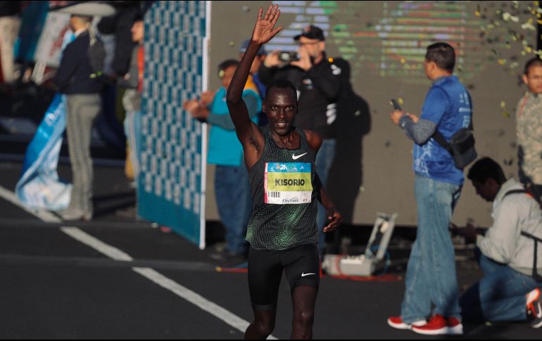 En la imagen Mathews Kisorio, quien logró romper el récord para estrenar la Etiqueta Oro otorgada a esta competencia por la IAAF. EL INFORMADOR / G. Gallo