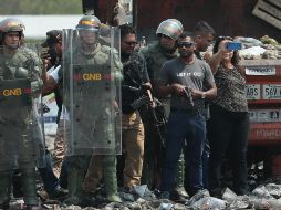 Ayer sábado, la oposición intentó ingresar ayuda humanitaria a Venezuela pero fueron frenados por los militares, que dispararon gases lacrimógenos y balas de goma. EFE / M. Dueñas