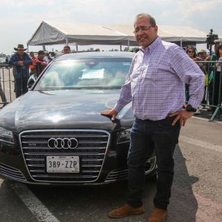 Comprador de "la bestia mexicana" dice que prestará auto a AMLO