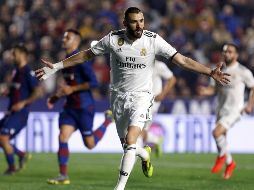 Benzema celebra al 43', tras anotar la primera pena máxima para el club blanco. EFE/M. Polo