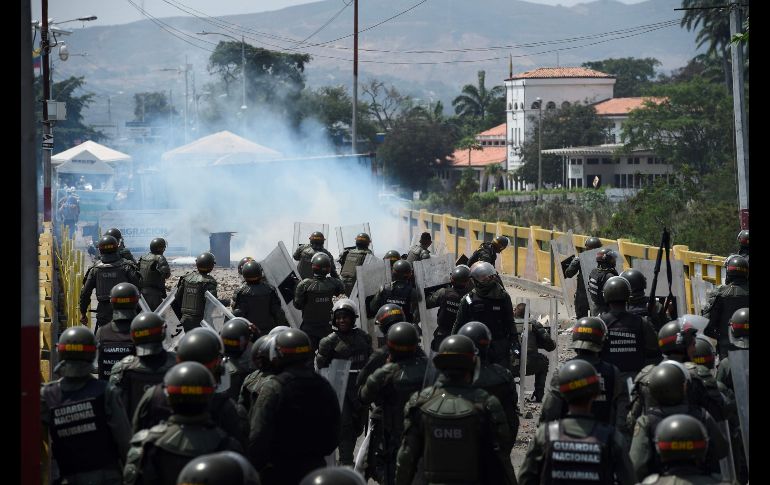 Elementos de la Guardia Nacional Bolivariana en Venezuela se enfrentan a opositores al gobierno de Nicolás Maduro en Cúcuta, Colombia.