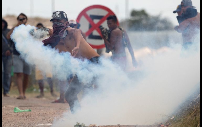 Manifestantes se enfrentan a fuerzas armadas venezolanas este domingo en la frontera entre Pacaraima, Brasil, y Venezuela.