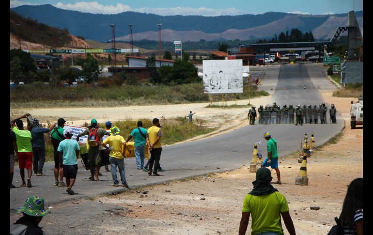 Al menos una veintena de venezolanos en Pacaraima, Brasil, se enfrentó contra militares de su país apostados en la frontera.