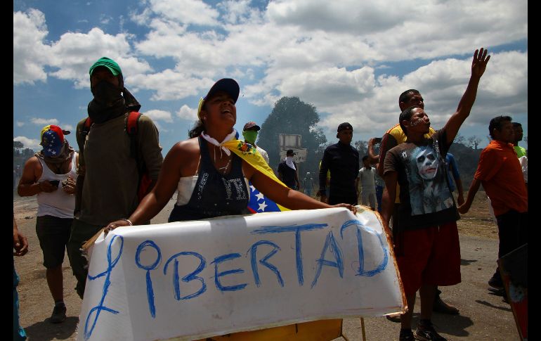 Una mujer muestra una manta en el lado brasileño de la frontera.