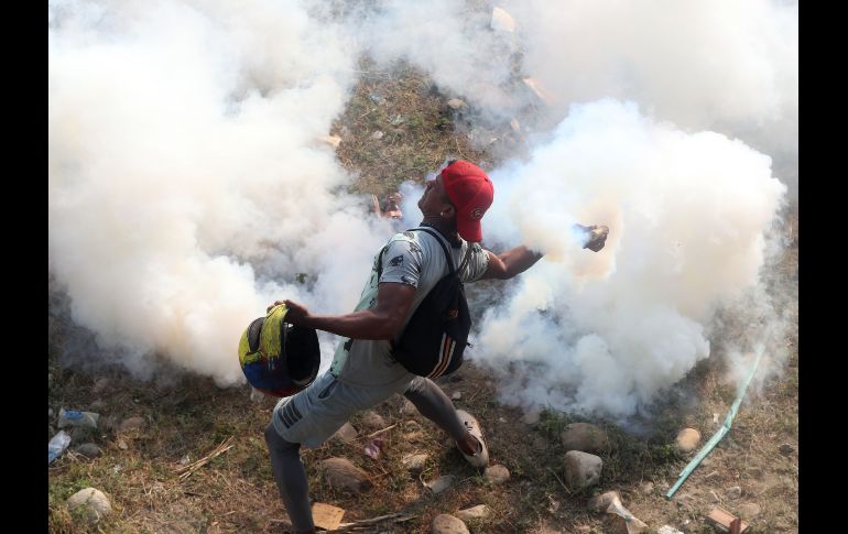 Un hombre protesta en el lado colombiano, en Cúcuta. Los enfrentamientos se producen un día después de los disturbios en puntos fronterizos, tras el bloqueo del gobierno de Maduro a vehículos con ayuda humanitaria.