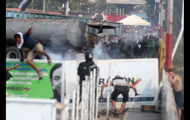 Manifestantes en Cúcuta se enfrentan con la Guardia Nacional Bolivariana.