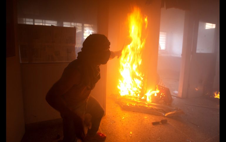 Algunos manifestantes quemaron objetos en el interior de un puesto militar venezolano.
