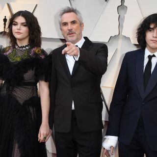 Alfonso Cuarón  llega con sus hijos a los Oscar 2019