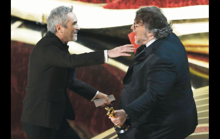 Entre directores mexicanos se quedó este Oscar entregado por Guillermo del Toro. REUTERS