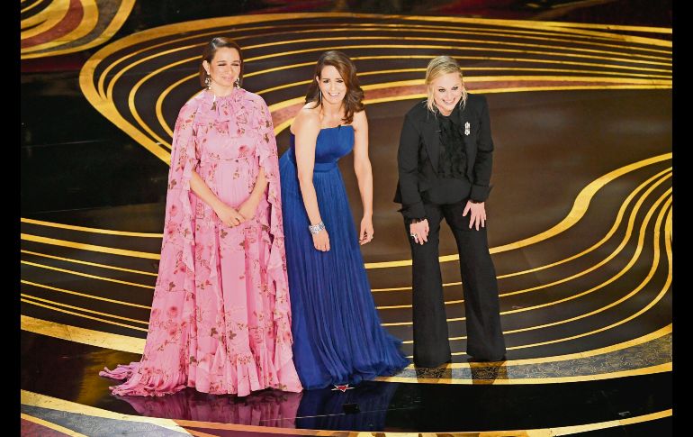 Maya Rudolph, Tina Fey y Amy Poehler, abrieron la noche con humor y presentaron el primer premio a Mejor actriz de reparto. REUTERS