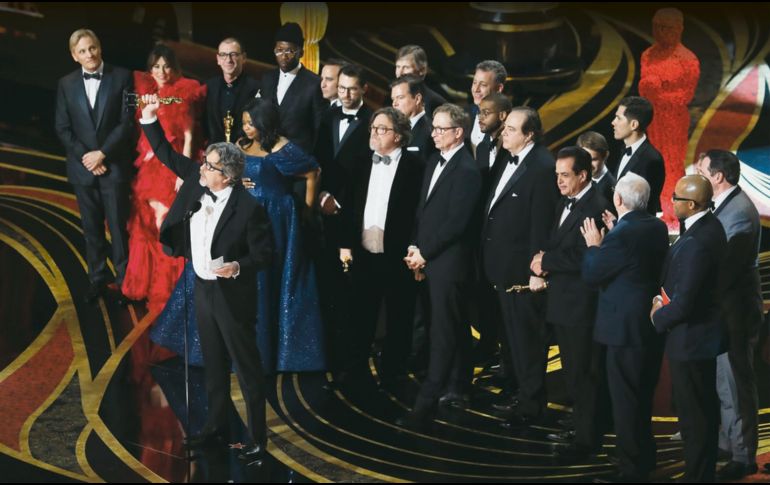 El director Peter Farrelly recibe el Oscar a Mejor película en la ceremonia realizada anoche en el Teatro Dolby de Los Ángeles, Estados Unidos. REUTERS