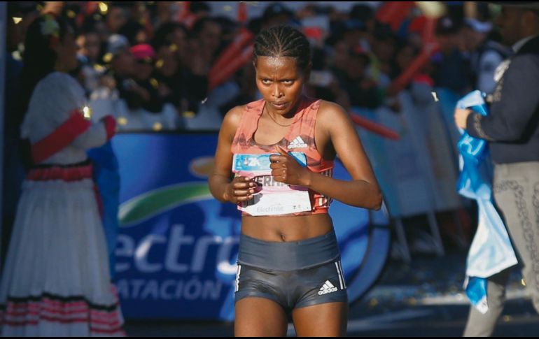 Afera Godfay no tuvo rival en la rama femenil y es la mujer más veloz en la historia del 21K tapatío. EFE / F. Guasco