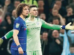 Kepa Arrizabalaga, aquí con David Luiz, manoteaba a la banca en su negativa por dejar la cancha. REUTERS / D. Klein