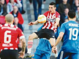 Hirving Lozano hizo la diana del empate para el PSV Eindhoven, la cual es su diana número 14 de este torneo. TWITTER / @PSV