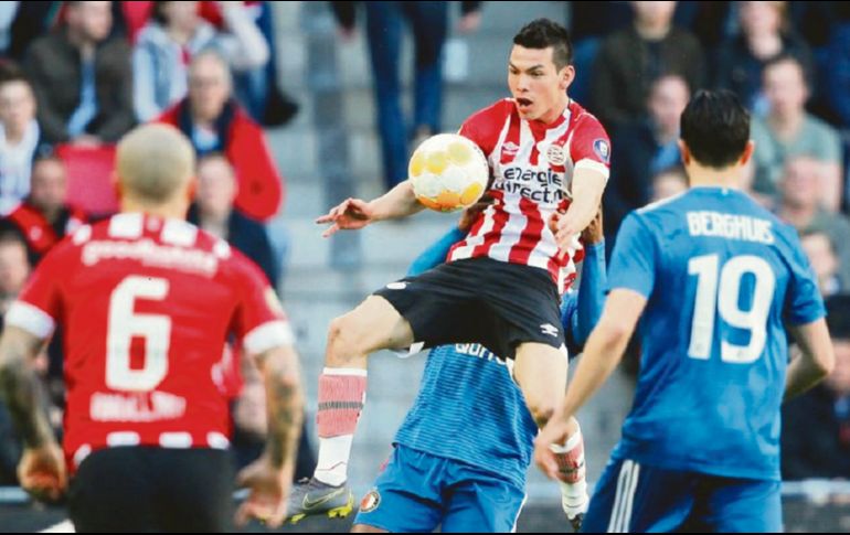 Hirving Lozano hizo la diana del empate para el PSV Eindhoven, la cual es su diana número 14 de este torneo. TWITTER / @PSV