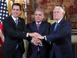 En la imagen Guaidó (izq), el presidente Colombiano, Iván Duque (centro) y Mike Pence, vicepresidente de EU (der).  AP / M. Mejía