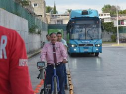 A bordo de bicicletas, los choferes experimentan las sensaciones de un ciclista en el tráfico de la ciudad. ESPECIAL