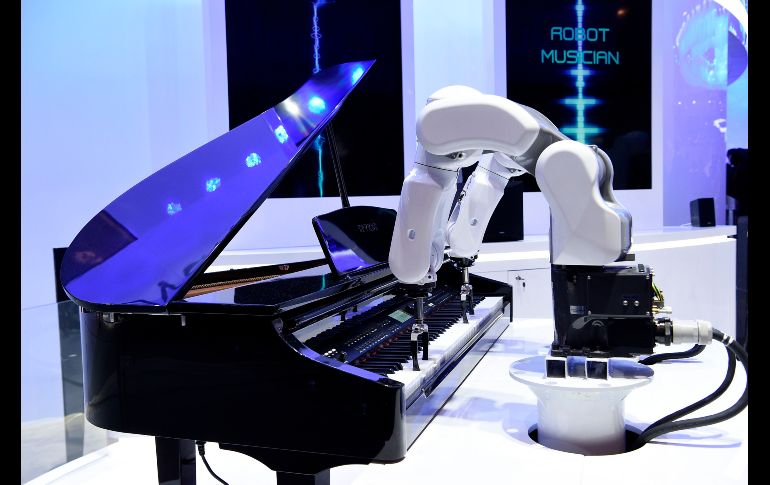 El robot musical ZTE toca el piano en el Congreso Mundial de Móviles, que abrió sus puertas en Barcelona este lunes a cuatro días consagrados a las últimas evoluciones de la telefonía móvil. AFP/L. Gene
