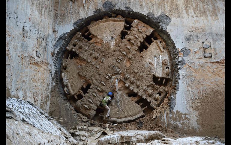 Un trabajador sale de una tuneladora durante obras del sistema de Metro en Ahmedabad, India. AFP/S. Panthaky