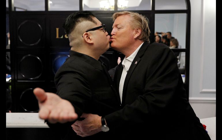 Imitadores del líder norcoreano Kim Jong-Un y del presidente estadounidense Donald Trump se besan en el hotel La Paix de Hanoi, Vietnam. REUTERS/J. Silva