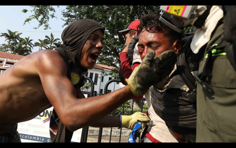 Personal de emergencias carga a un joven lesionado durante enfrentamientos con militares venezolanos en la ciudad fronteriza de La Parada, Colombia. AP/F. Vergara